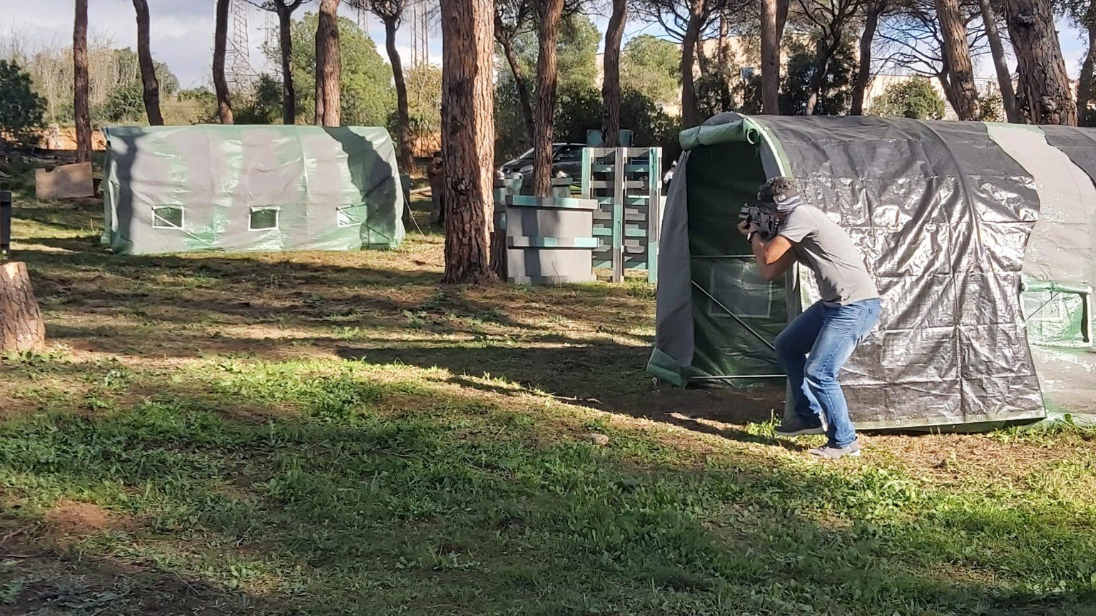 Jugador de laser tag al bosc de Cerdanyola